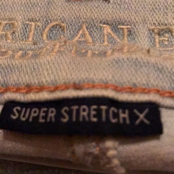 American Eagle women’s jean. Size 4. Super stretch. Medium rise. Light rinse. - Picture 2 of 5